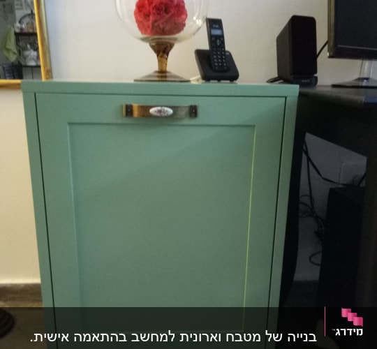 ארון עץ ירוק עם ידית מתכת